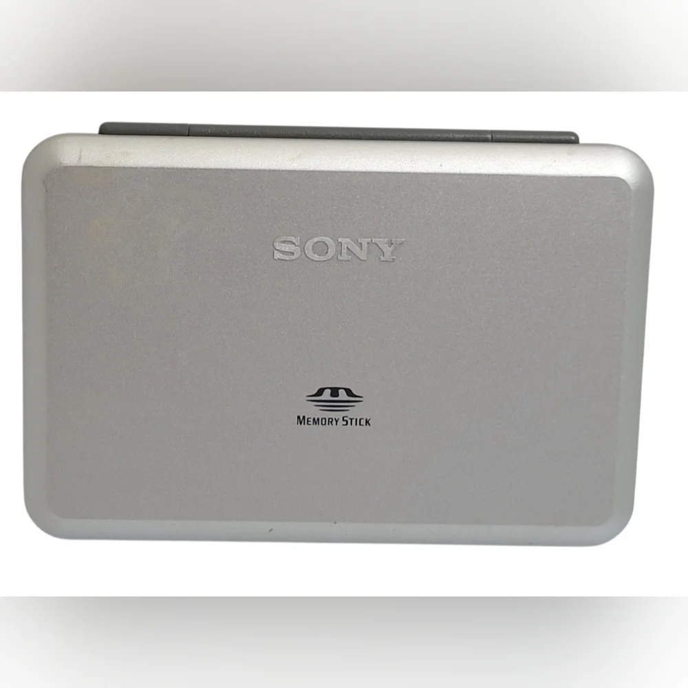 Sony LCH-MA Memory Stick Aluminum Carrying Case Holds 8 Sticks/Duo Format Cards.